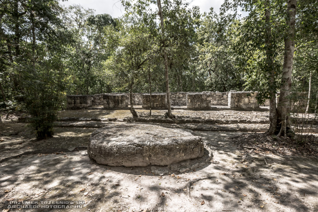 Jeden z trzech kamiennych ołtarzy Uxte'tuun w Calakmul