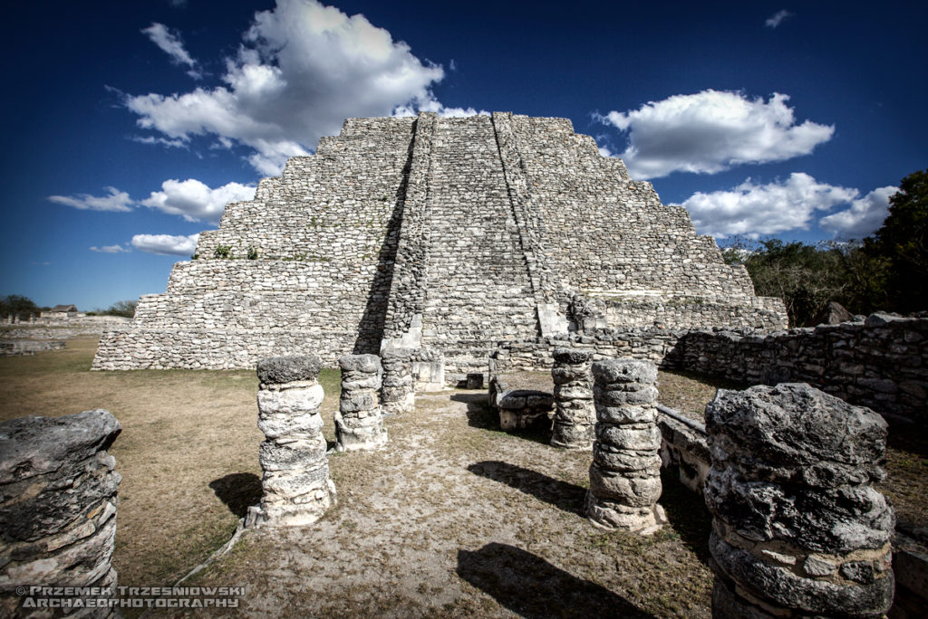 Mayapan Jukatan Meksyk piramida Kukulkana i kolumny