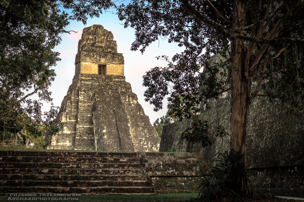 Tikal, Peten, Gwatemala, Templo I od strony Templo II, późny klasyk