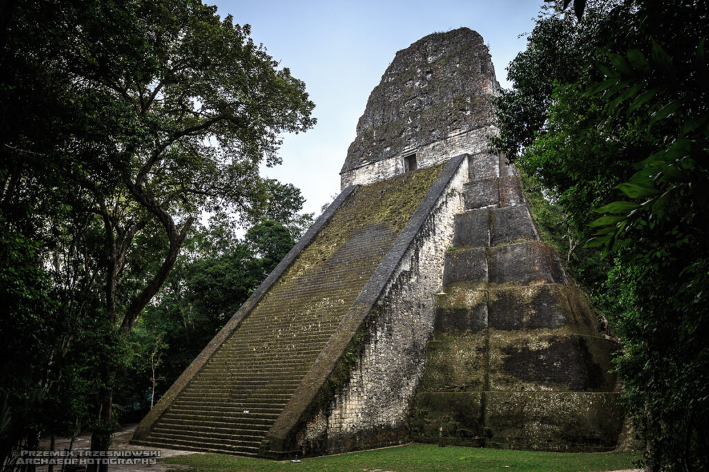 tikal piramida 5 V temple templo peten guatemala gwatemala