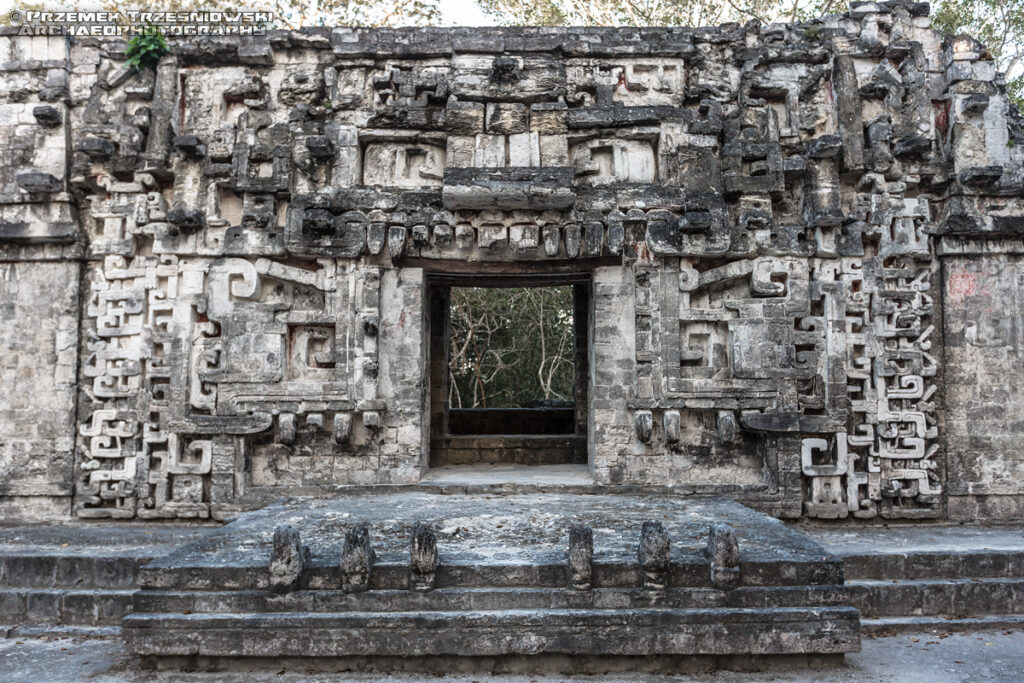 chicanna chenes rio bec structure II portal zoomorficzny zoomorphic portal maya ruins mexico meksyk ruiny majów