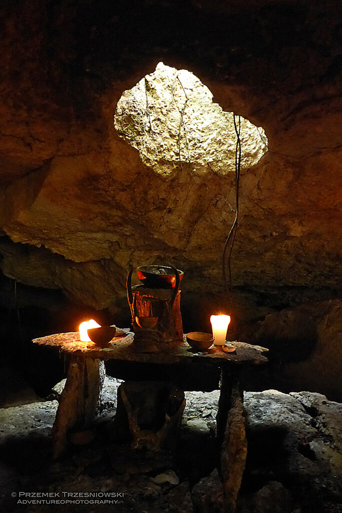 jaskinie jako miejsca współczesnego kultu Majów