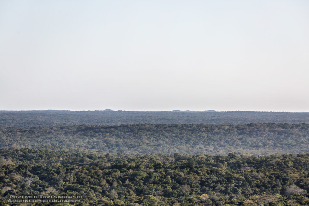 el tintal piramidy triadyczne triadic pyramids peten guatemala gwatemala