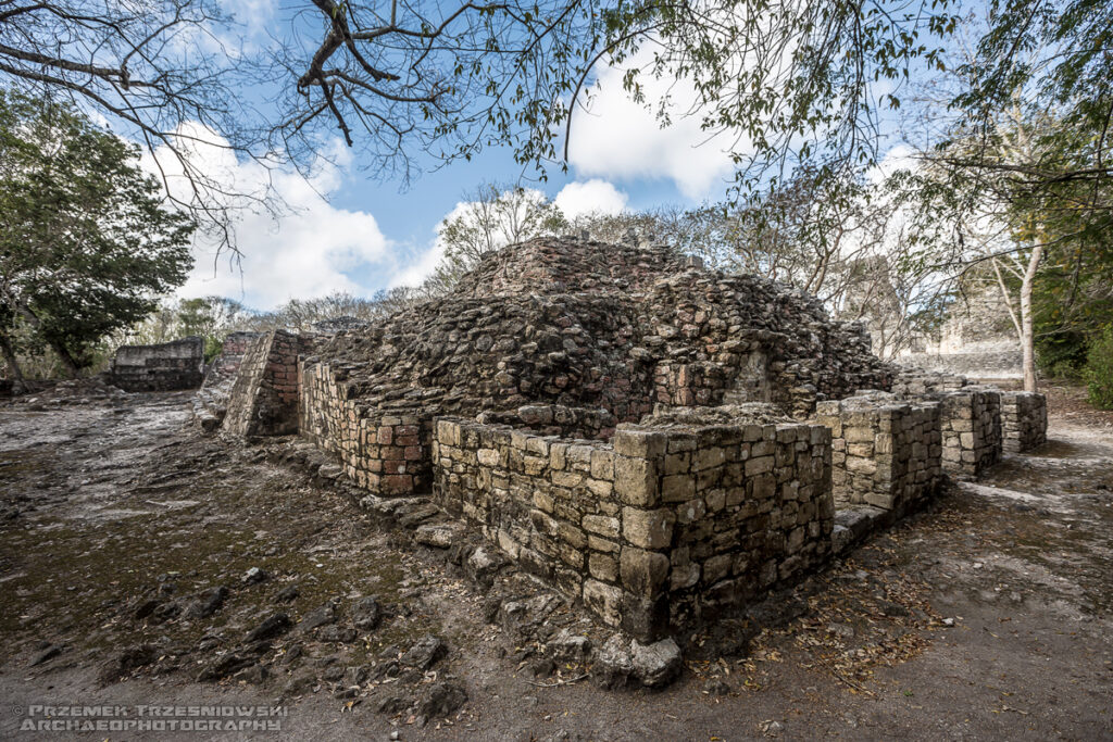 Xpuhil I Campeche Meksyk Jukatan archeologia stanowisko archeologiczne struktura II