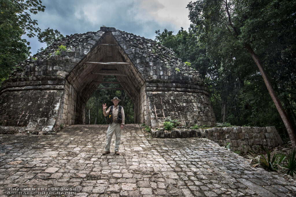 Chichen Viejo Itza brama gate portal puerta Meksyk Jukatan Maya