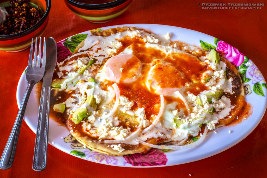 huevos motulenos la poblanita xpujil food eggs jajka jedzenie Meksyk Mexico Campeche Jukatan salsa