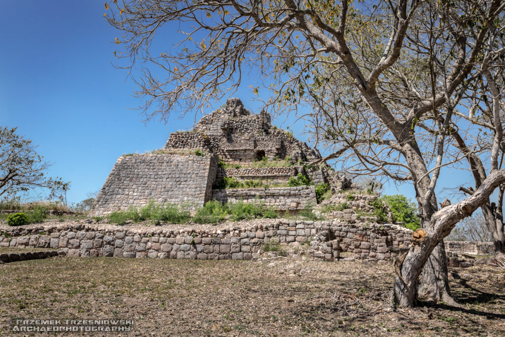 Oxkintok Maya ruiny Majów Jukatan Meksyk Wzgórza Puuc Hills piramida pyramid talud-tablero CA4