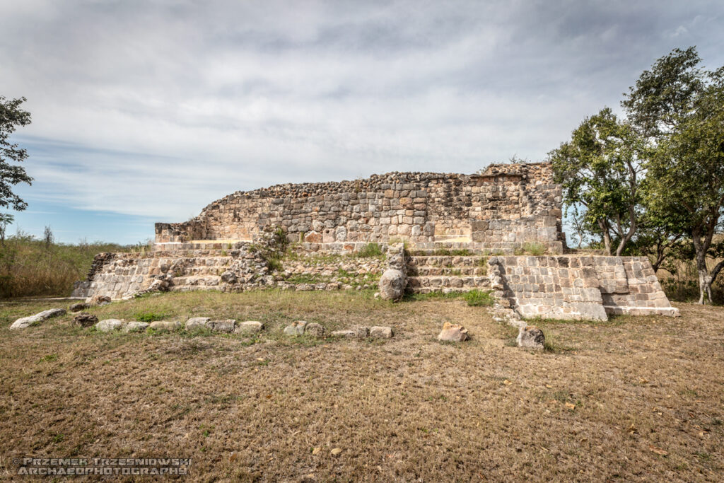 Oxkintok Maya ruiny Majów Jukatan Meksyk Puuc Hills Wzgórza piramida pyramid Satunsat