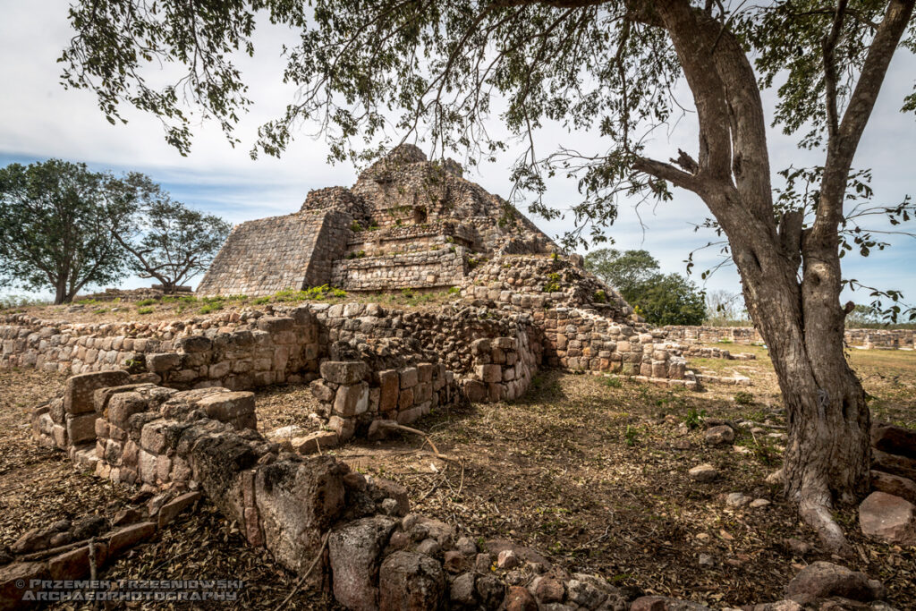 Oxkintok Maya ruiny Majów Jukatan Meksyk Puuc Hills Wzgórza piramida pyramid