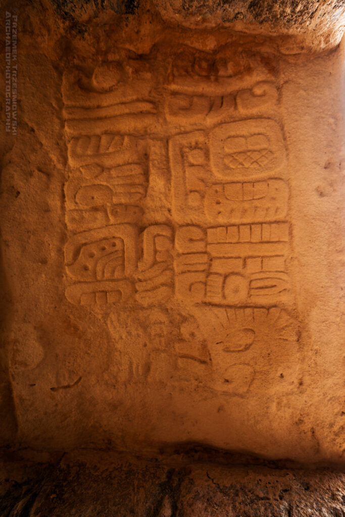Oxkintok Maya ruiny Majów Jukatan Meksyk Puuc Hills Wzgórza glify glyphs inskrypcja