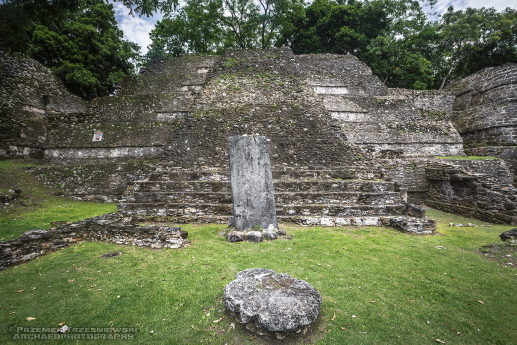 xunantunich belize ruiny majów maya ruins piramida pyramid stela