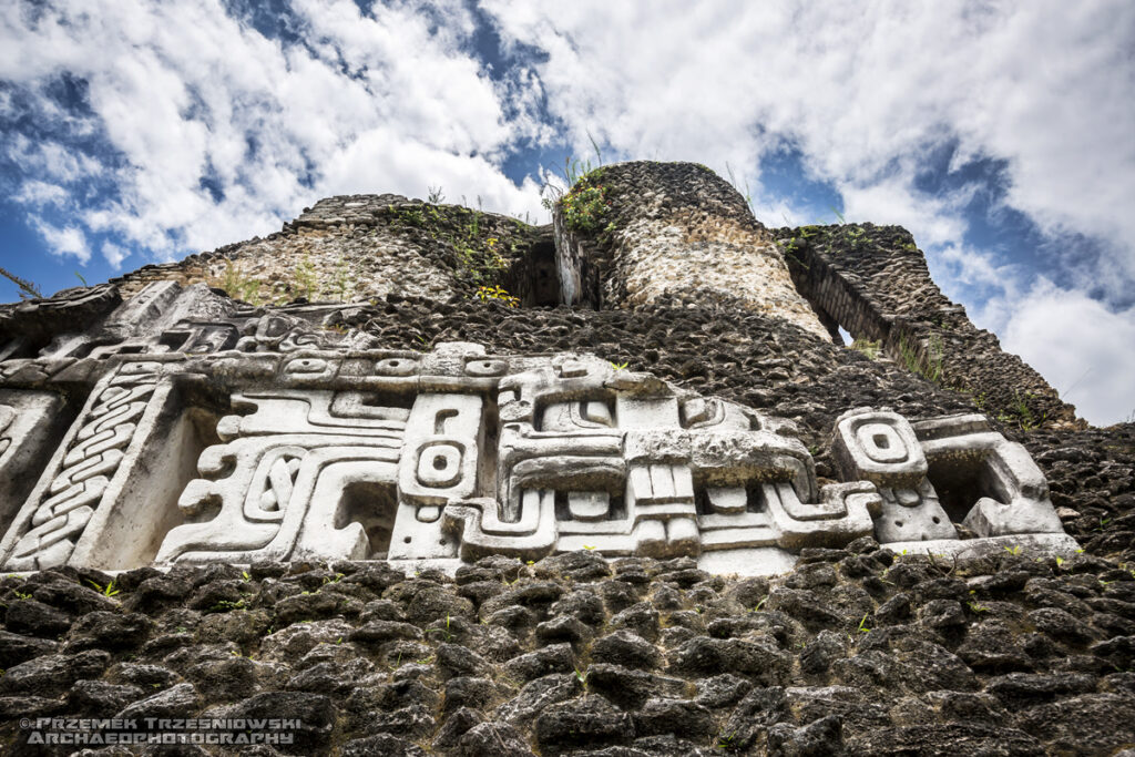 xunantunich belize ruiny majów maya ruins piramida pyramid relief