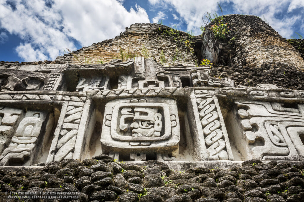 xunantunich belize ruiny majów maya ruins piramida pyramid relief