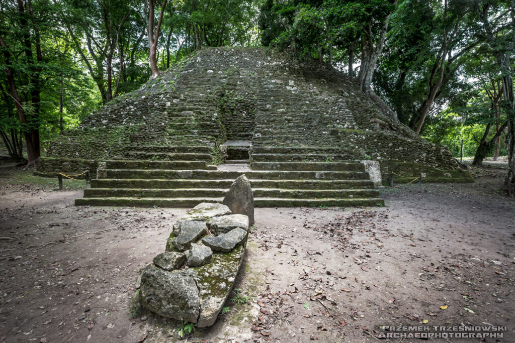 xunantunich belize ruiny majów maya ruins piramida pyramid stela