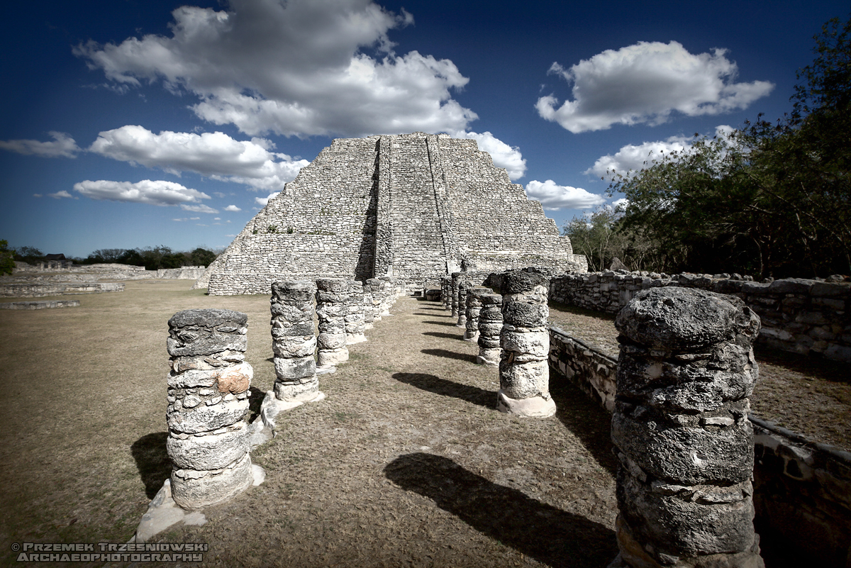 Mayapan Jukatan Meksyk kolumny i piramida Kukulkana