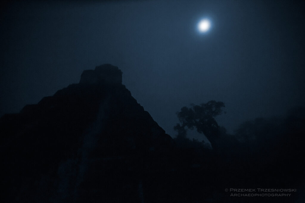 tikal noc night piramida pyramid peten gwatemala guatemala