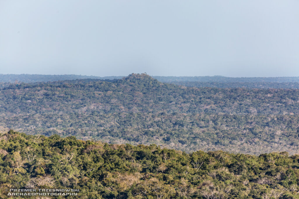 nakbe piramida triadyczna triadic pyramid peten guatemala gwatemala