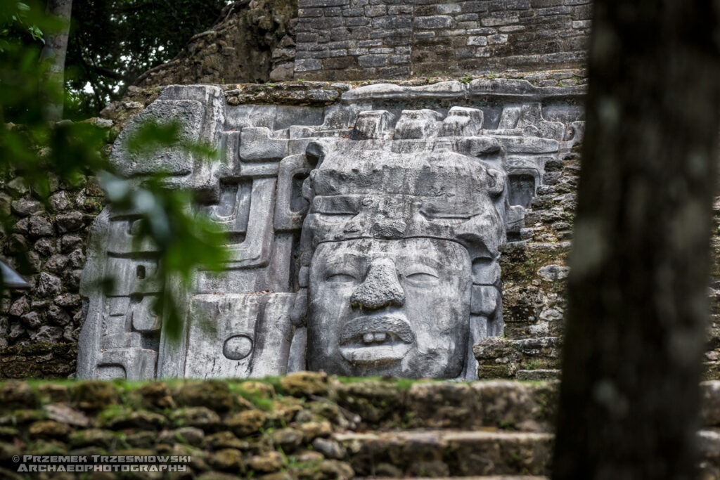 lamanai belize piramida maska relief pyramid maya archaeology archeologia majow mask