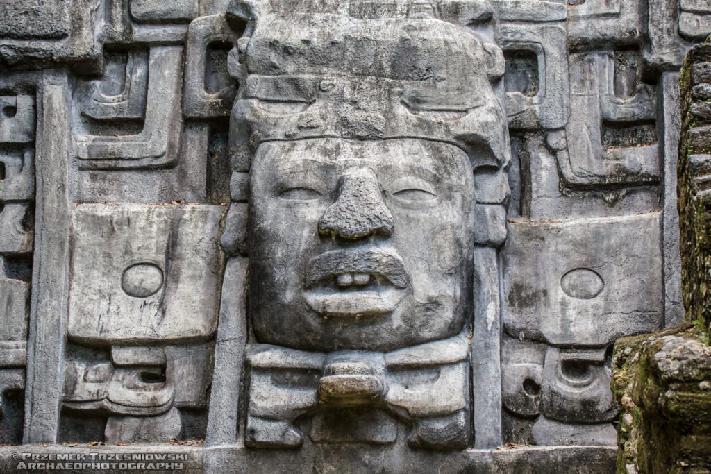 lamanai belize piramida maska relief pyramid maya archaeology archeologia majow mask