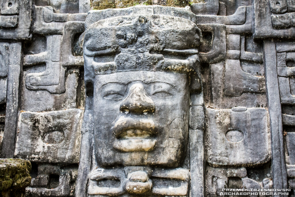 lamanai belize piramida maska relief pyramid maya archaeology archeologia majow mask