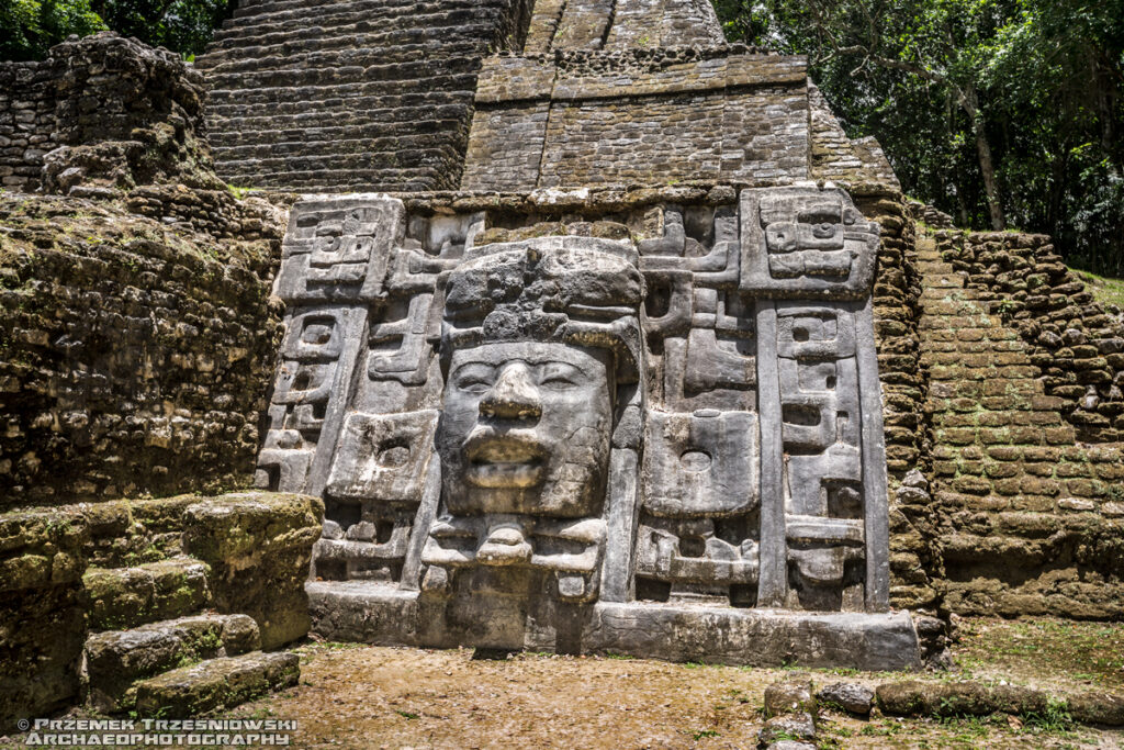 lamanai belize piramida maska relief pyramid maya archaeology archeologia majow mask