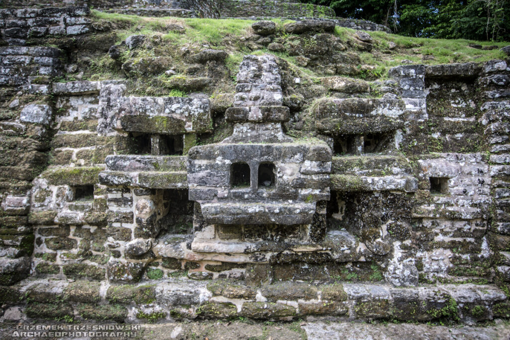 lamanai belize piramida maska relief pyramid maya archaeology archeologia majow mask