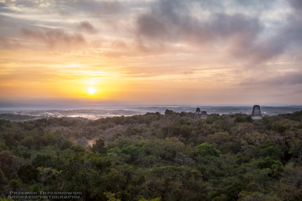 tikal sunrise amanecer wschód słońca